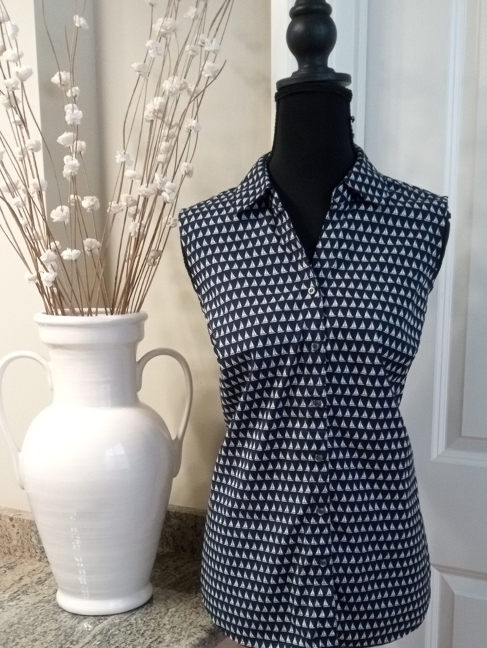 Charter Club Navy and White Sleeveless Button-Down Shirt w/Sailboat Print Sz 6